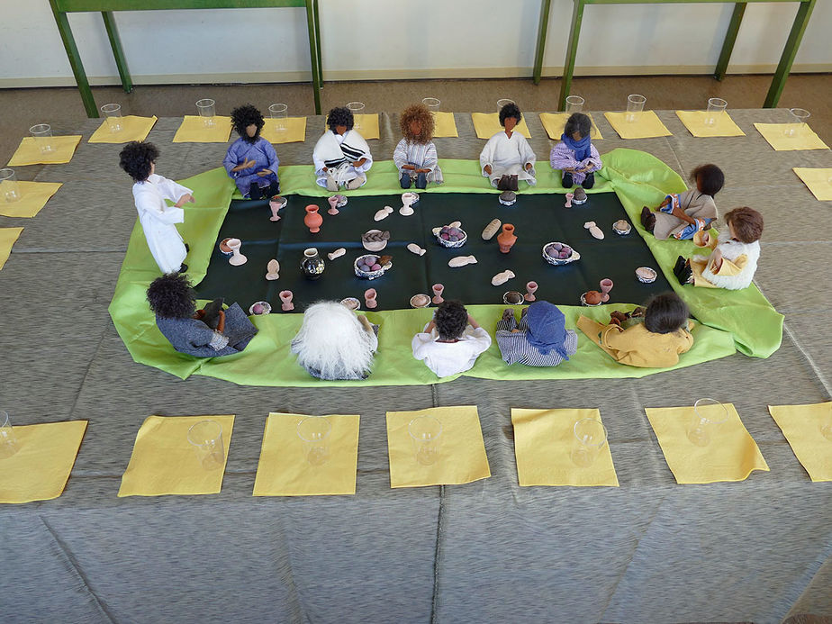 Kinderkarfreitagsliturgie im Gemeindezentrum (Foto: Karl-Franz Thiede)